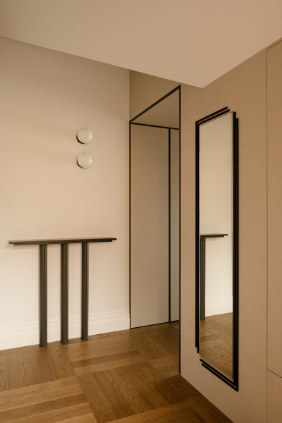 Эффектный современный дизайн мансардной квартиры с сауной в кракове