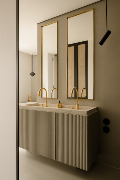 Эффектный современный дизайн мансардной квартиры с сауной в кракове