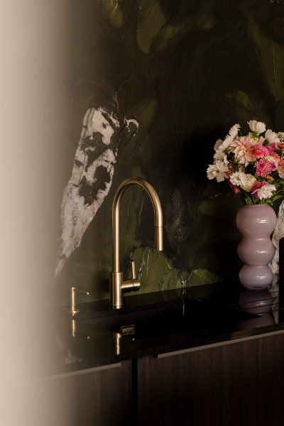 Эффектный современный дизайн мансардной квартиры с сауной в кракове