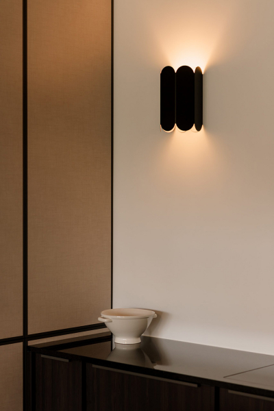 Эффектный современный дизайн мансардной квартиры с сауной в кракове