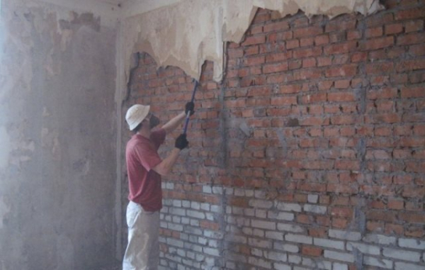Как правильно отштукатурить стену?