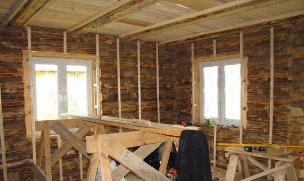 Выравнивание деревянных стен внутри дома