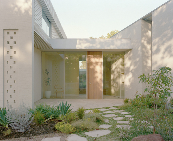 Нежный минимализм в дизайне светлого дома в австралии