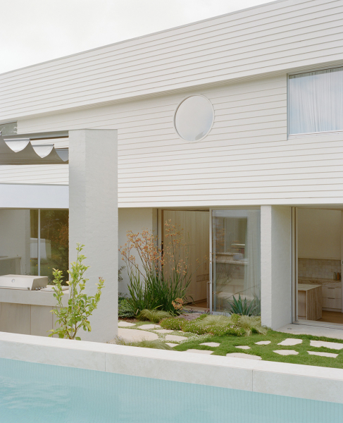 Нежный минимализм в дизайне светлого дома в австралии