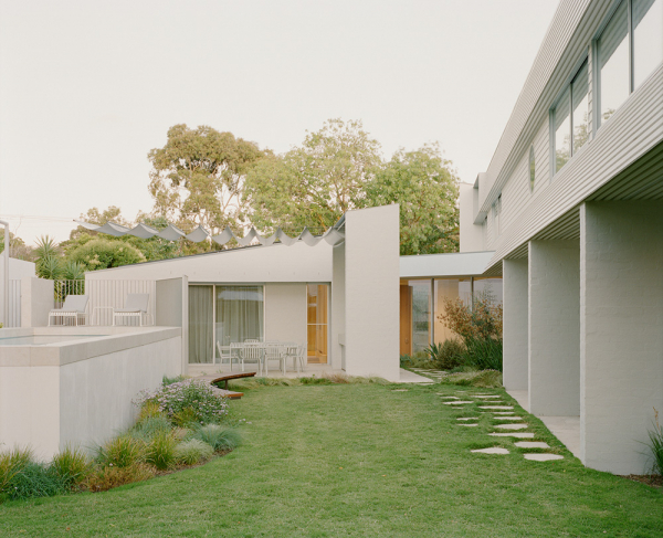 Нежный минимализм в дизайне светлого дома в австралии