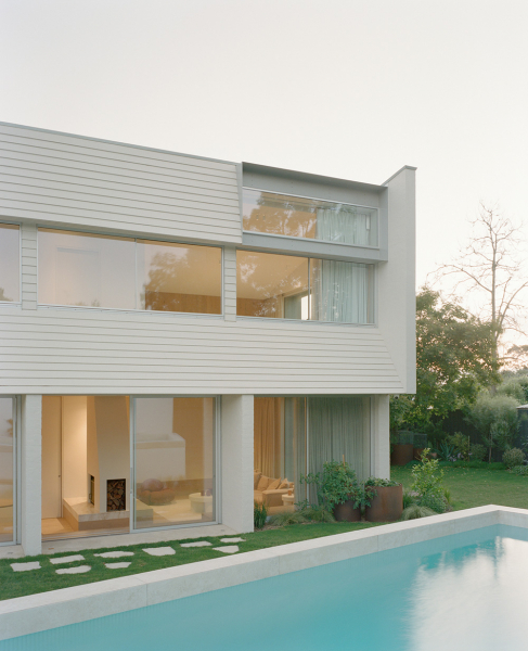 Нежный минимализм в дизайне светлого дома в австралии