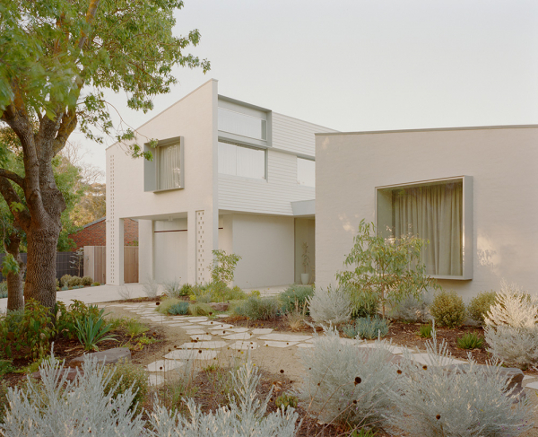 Нежный минимализм в дизайне светлого дома в австралии