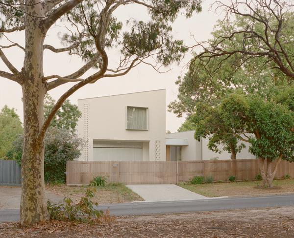 Нежный минимализм в дизайне светлого дома в австралии