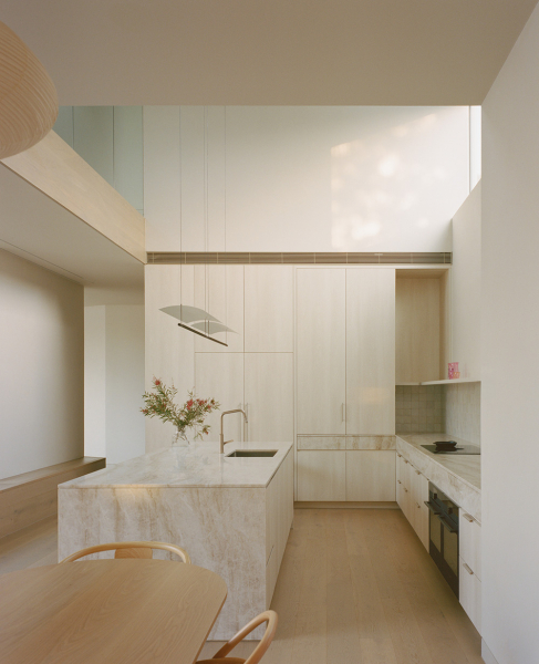 Нежный минимализм в дизайне светлого дома в австралии