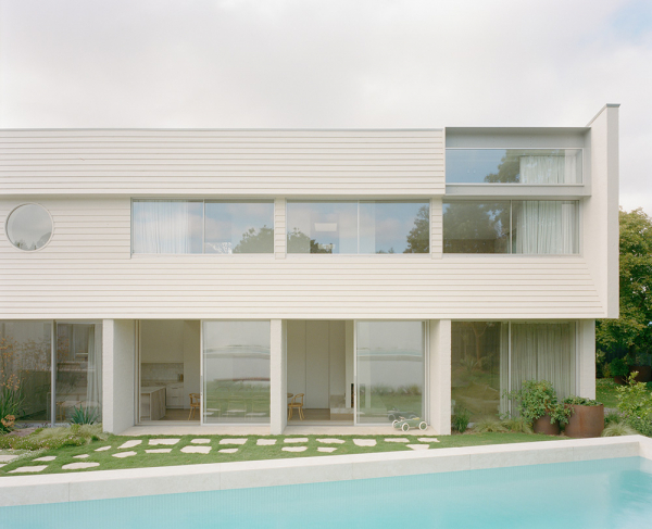 Нежный минимализм в дизайне светлого дома в австралии