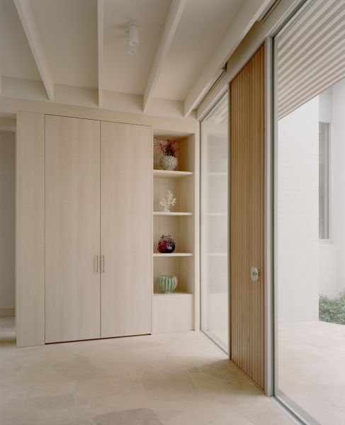 Нежный минимализм в дизайне светлого дома в австралии