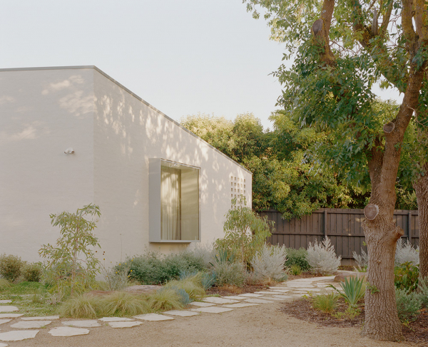 Нежный минимализм в дизайне светлого дома в австралии