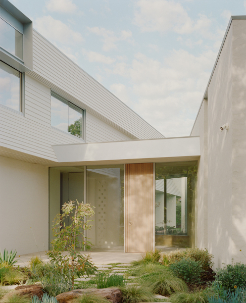Нежный минимализм в дизайне светлого дома в австралии