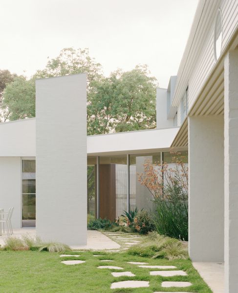 Нежный минимализм в дизайне светлого дома в австралии