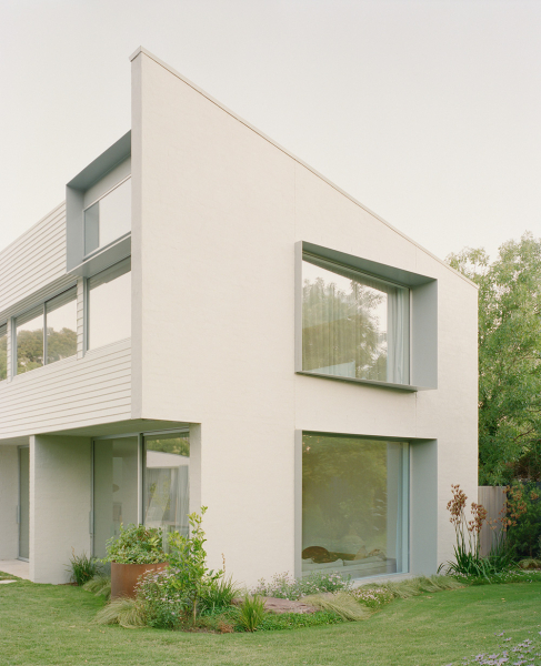 Нежный минимализм в дизайне светлого дома в австралии