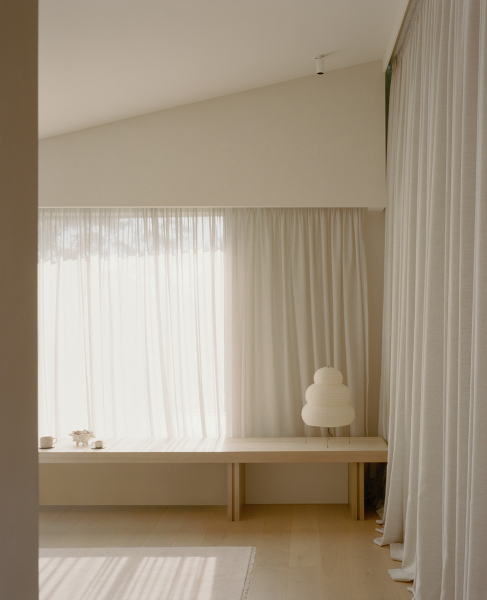 Нежный минимализм в дизайне светлого дома в австралии