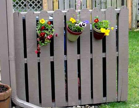 Возведение забора из паллет Возведение забора из паллет