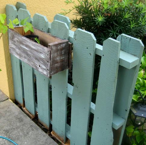 Возведение забора из паллет Возведение забора из паллет