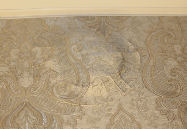 Причины появления пузырей на обоях и 3 способа удаления их после высыхания Причины появления пузырей на обоях и 3 способа удаления их после высыхания