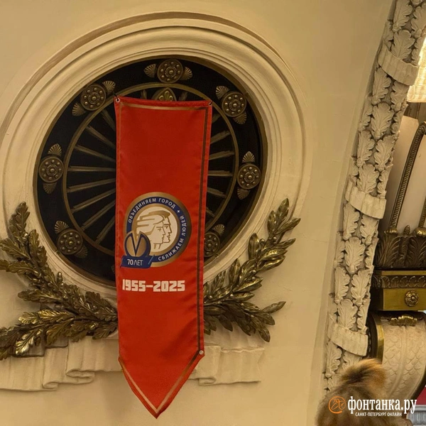 На станции метро «площадь восстания» развесили растяжки с лозунгами. Что происходит?