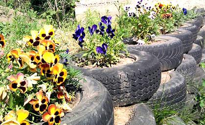 Строительство забора из шин Строительство забора из шин