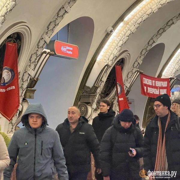 На станции метро «площадь восстания» развесили растяжки с лозунгами. Что происходит?