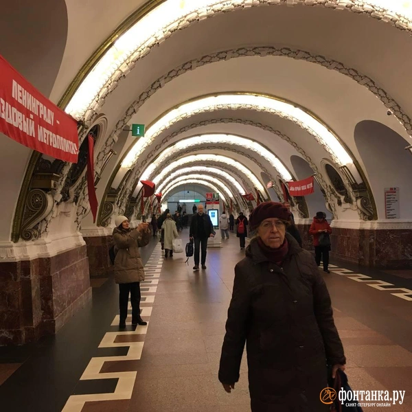 На станции метро «площадь восстания» развесили растяжки с лозунгами. Что происходит? 1