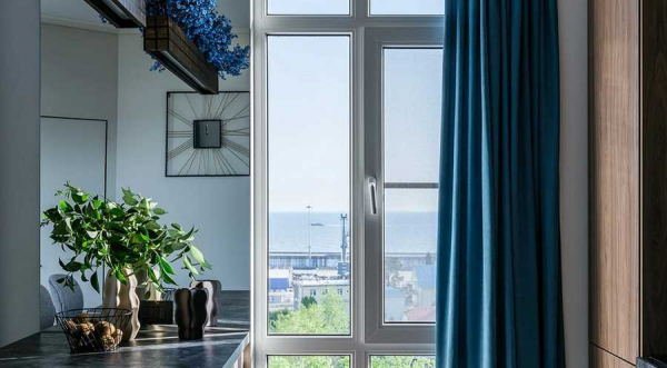 Изысканность и гармония — применение синих и голубых штор в оформлении интерьера спальни