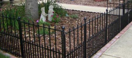 Установка маленького забора на участке Установка маленького забора на участке