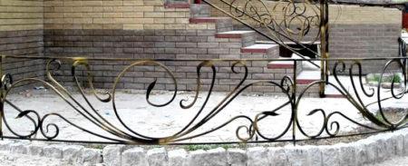 Установка маленького забора на участке Установка маленького забора на участке