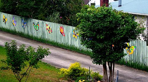 Возведение забора из паллет Возведение забора из паллет