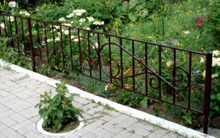 Установка маленького забора на участке Установка маленького забора на участке