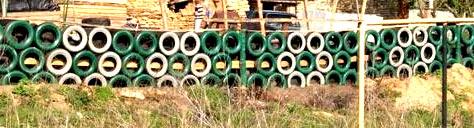 Строительство забора из шин Строительство забора из шин