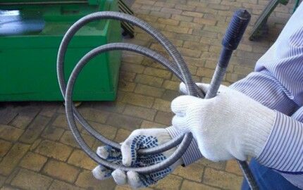 Как прочистить унитаз тросом: выбор инструмента и инструктаж по его применению Как прочистить унитаз тросом: выбор инструмента и инструктаж по его применению