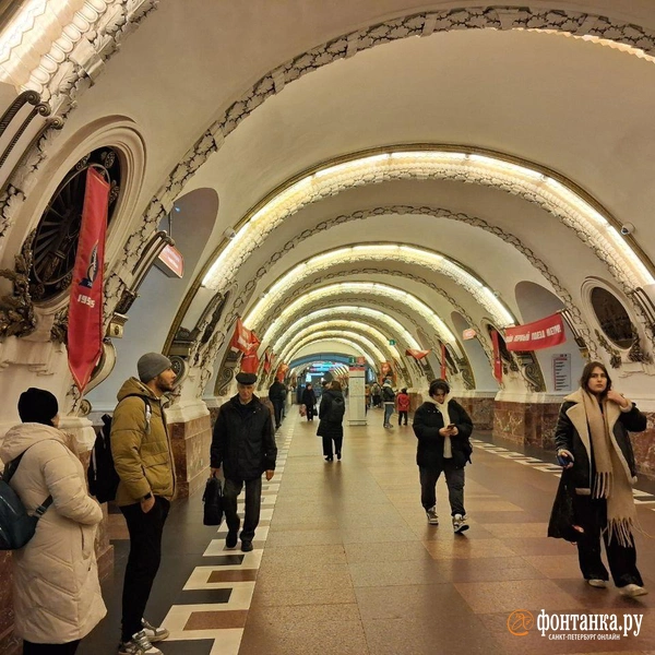 На станции метро «площадь восстания» развесили растяжки с лозунгами. Что происходит?