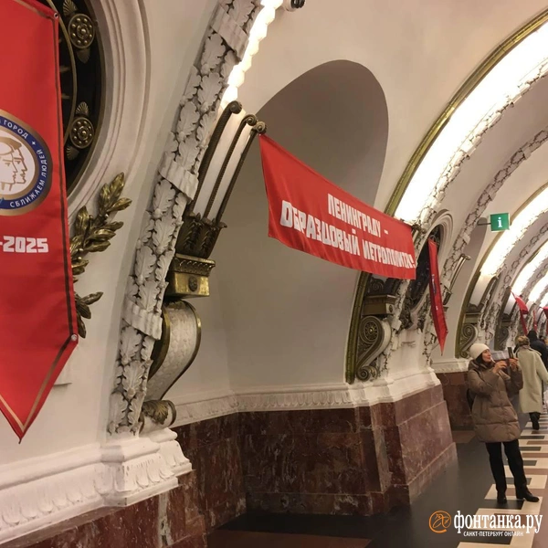 На станции метро «площадь восстания» развесили растяжки с лозунгами. Что происходит?