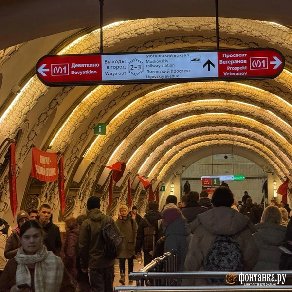 На станции метро «площадь восстания» развесили растяжки с лозунгами. Что происходит?