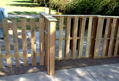 Возведение забора из паллет Возведение забора из паллет