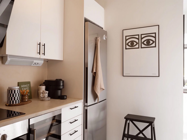 Чёрные стены, белый пол: интерьер на контрастах в гетеборге (65 кв. М) Чёрные стены, белый пол: интерьер на контрастах в гетеборге (65 кв. М)