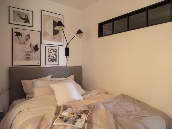 Чёрные стены, белый пол: интерьер на контрастах в гетеборге (65 кв. М) Чёрные стены, белый пол: интерьер на контрастах в гетеборге (65 кв. М)