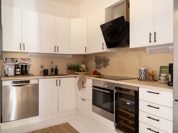 Чёрные стены, белый пол: интерьер на контрастах в гетеборге (65 кв. М) Чёрные стены, белый пол: интерьер на контрастах в гетеборге (65 кв. М)