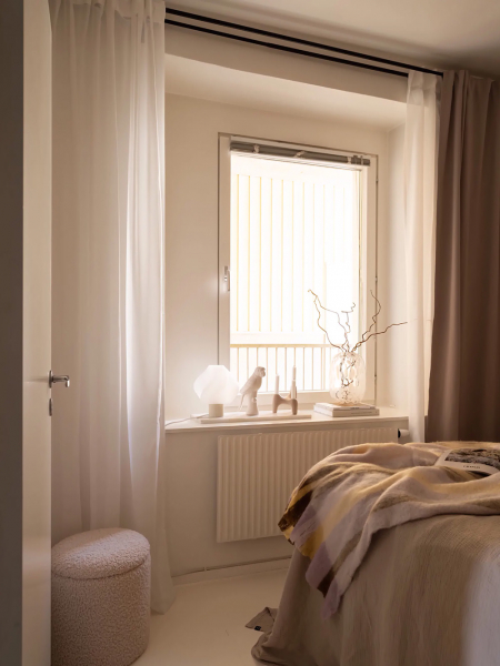 Чёрные стены, белый пол: интерьер на контрастах в гетеборге (65 кв. М) Чёрные стены, белый пол: интерьер на контрастах в гетеборге (65 кв. М)