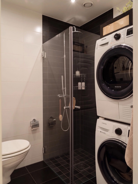 Чёрные стены, белый пол: интерьер на контрастах в гетеборге (65 кв. М) Чёрные стены, белый пол: интерьер на контрастах в гетеборге (65 кв. М)