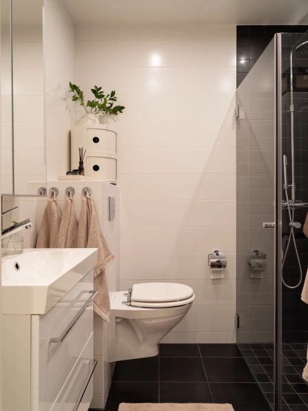 Чёрные стены, белый пол: интерьер на контрастах в гетеборге (65 кв. М) Чёрные стены, белый пол: интерьер на контрастах в гетеборге (65 кв. М)