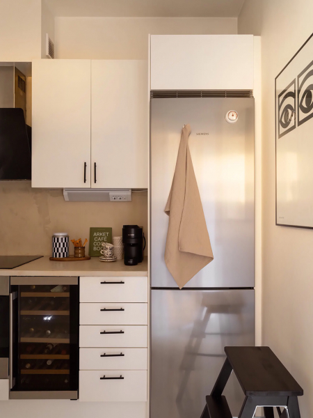 Чёрные стены, белый пол: интерьер на контрастах в гетеборге (65 кв. М) Чёрные стены, белый пол: интерьер на контрастах в гетеборге (65 кв. М)