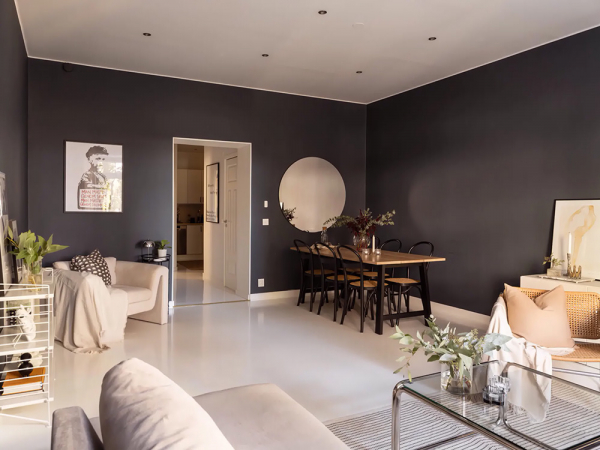 Чёрные стены, белый пол: интерьер на контрастах в гетеборге (65 кв. М) Чёрные стены, белый пол: интерьер на контрастах в гетеборге (65 кв. М)