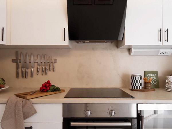 Чёрные стены, белый пол: интерьер на контрастах в гетеборге (65 кв. М) Чёрные стены, белый пол: интерьер на контрастах в гетеборге (65 кв. М)