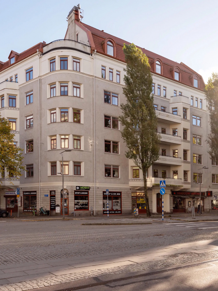 Чёрные стены, белый пол: интерьер на контрастах в гетеборге (65 кв. М) Чёрные стены, белый пол: интерьер на контрастах в гетеборге (65 кв. М)