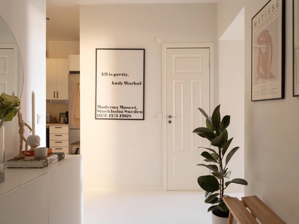 Чёрные стены, белый пол: интерьер на контрастах в гетеборге (65 кв. М) Чёрные стены, белый пол: интерьер на контрастах в гетеборге (65 кв. М)