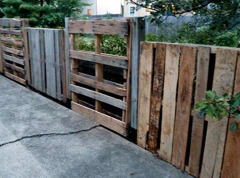 Возведение забора из паллет Возведение забора из паллет